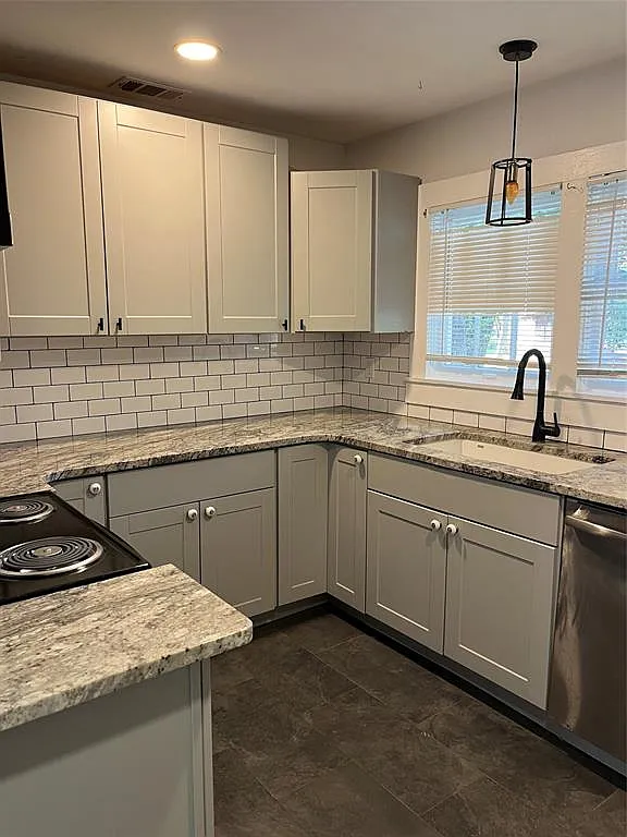 3 bed, 2.0 bath, 1456 sqft, $1,495 — Photo 3