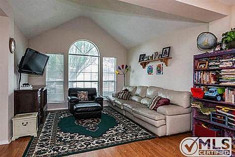 4th image of 703 Claridge Dr
