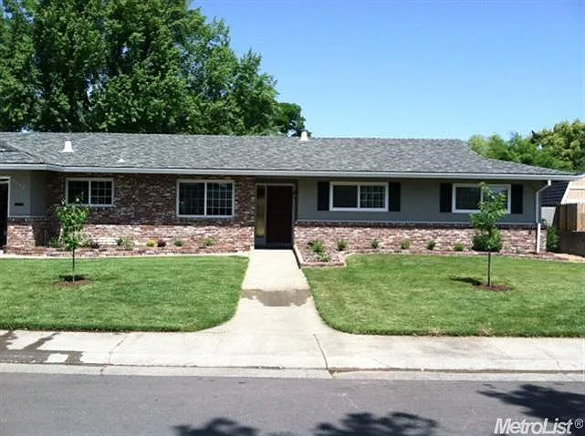 9142 Plaza Park Dr photo 1