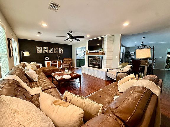 3rd image of 209 River Oaks Ln