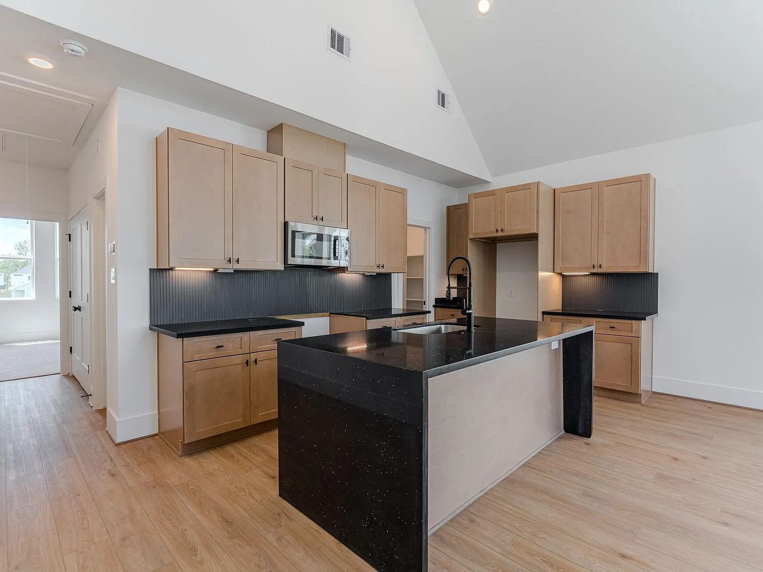 3 bed, 2.5 bath, 1892 sqft, $2,400 — Photo 4