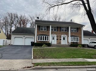32 Forsythia Ln, Paramus, NJ 07652