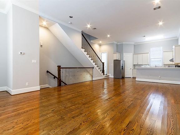 3rd image of 5526 Darling St