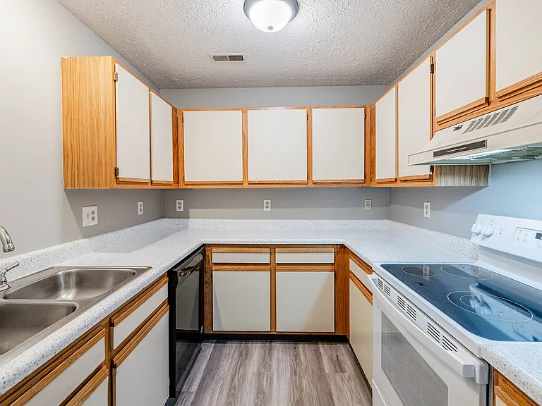 Applewood Pointe Apartments — Photo 24