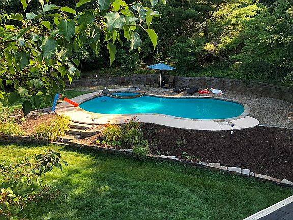 4th image of 68 Woodford Hills Dr