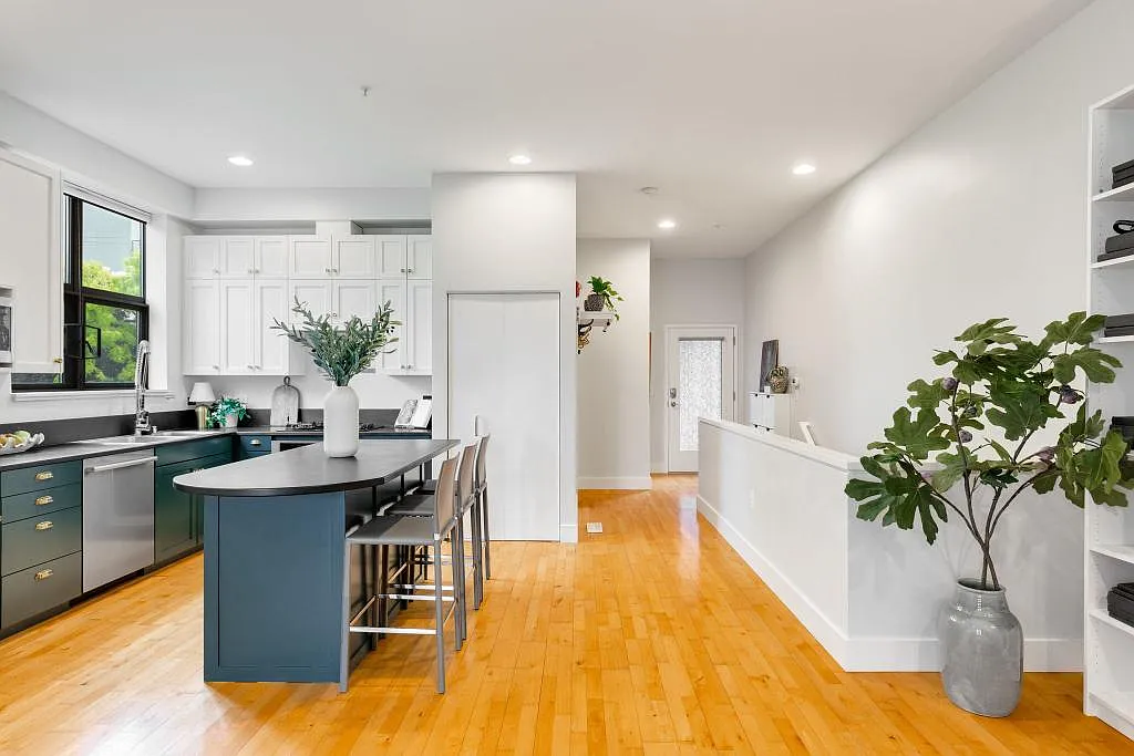 615 E Pike Street - 2 bedrooms + den — Photo 4