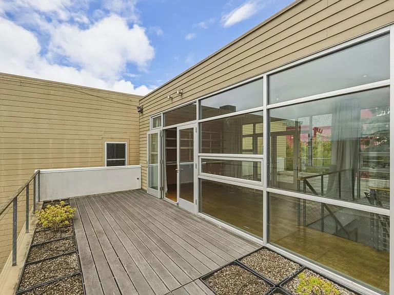 1076 S Van Ness Ave — Photo 47