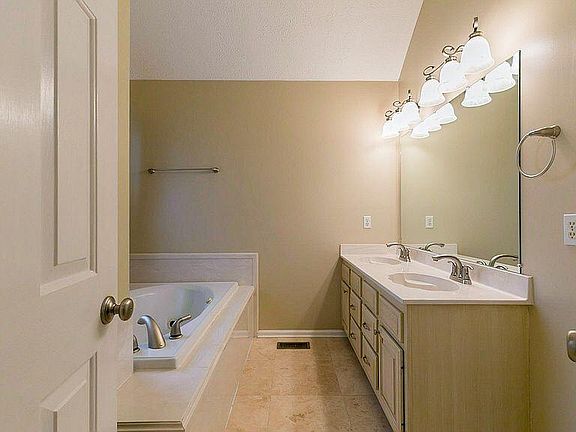 4th image of 1910 Turfland Dr #3/3
