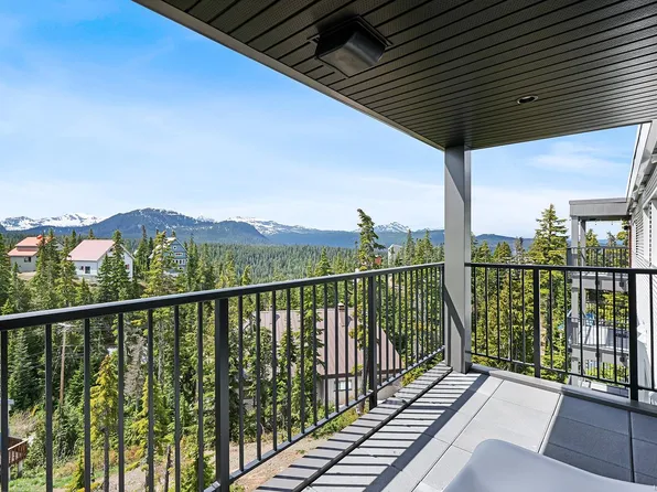695 Castle Crag Cres #303, Courtenay, BC V9J 1L0