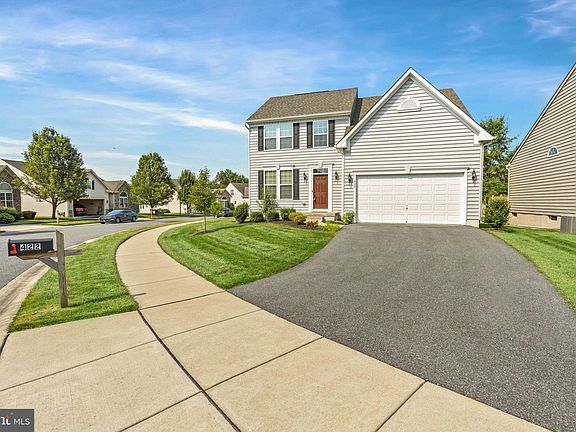 2nd image of 422 Glenturret Way