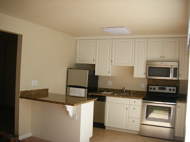 Garden-style complex in great Pleasant Hill — Photo 4