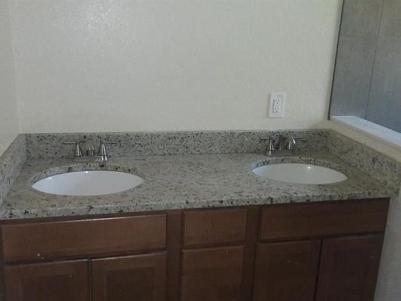 4th image of 2103 Emeralda Dr