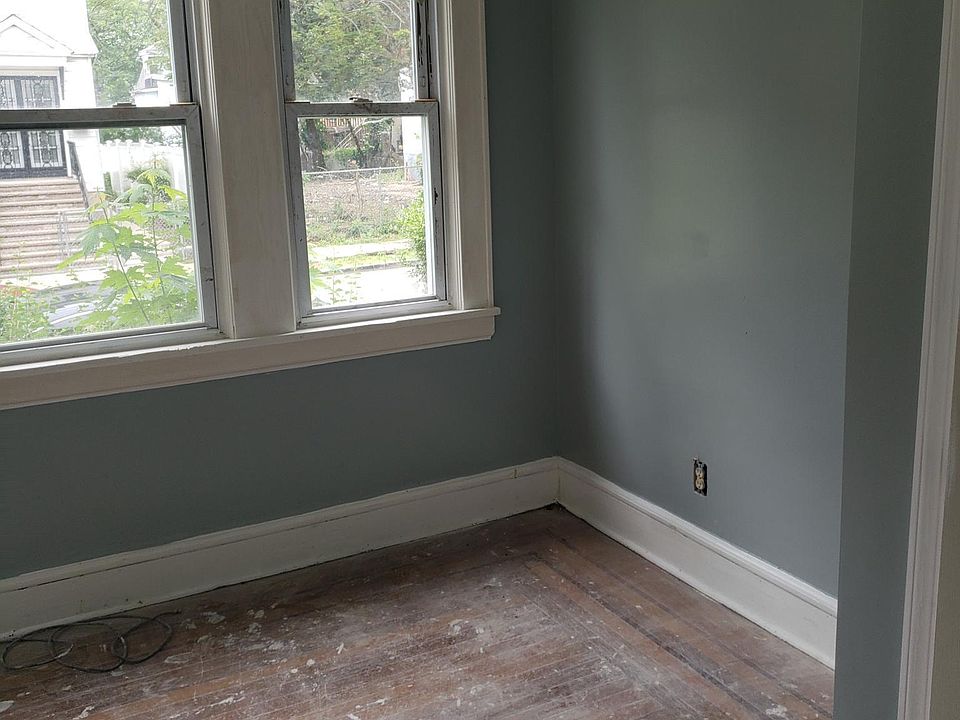 2nd image of 134 Alexander St #4
