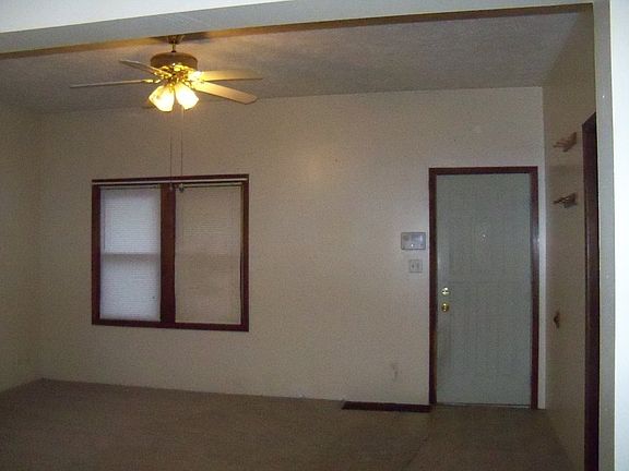 Entry/Living Room