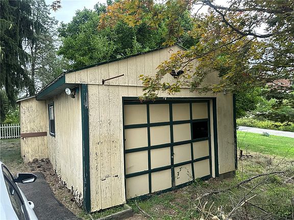 4th image of 1034 Logan Rd