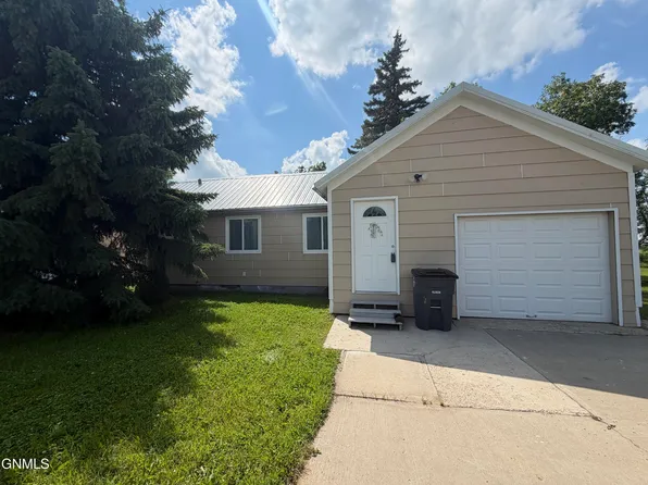 413 S Main St, Crosby, ND 58730