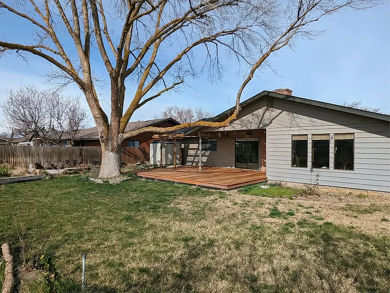 725 W Division Ave — Photo 18