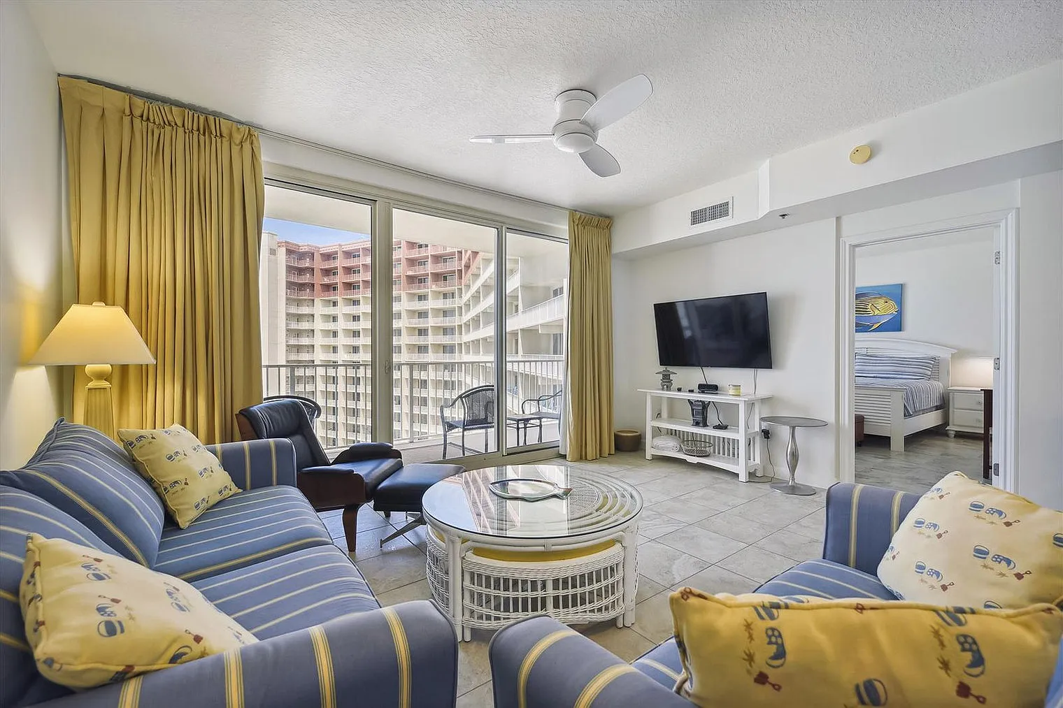 1 bed, 2.0 bath, 904 sqft, $2,992 — Photo 2