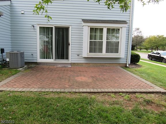 3rd image of 264 Edgeware Ct