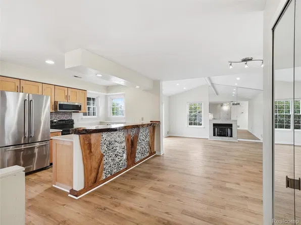 6605 Firestone Ct, West Bloomfield, MI 48322
