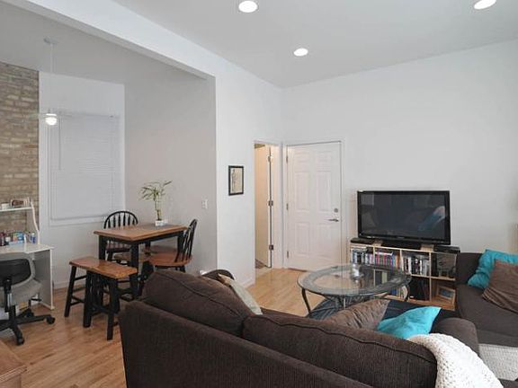 2nd image of 838 N Hoyne Ave APT 3R