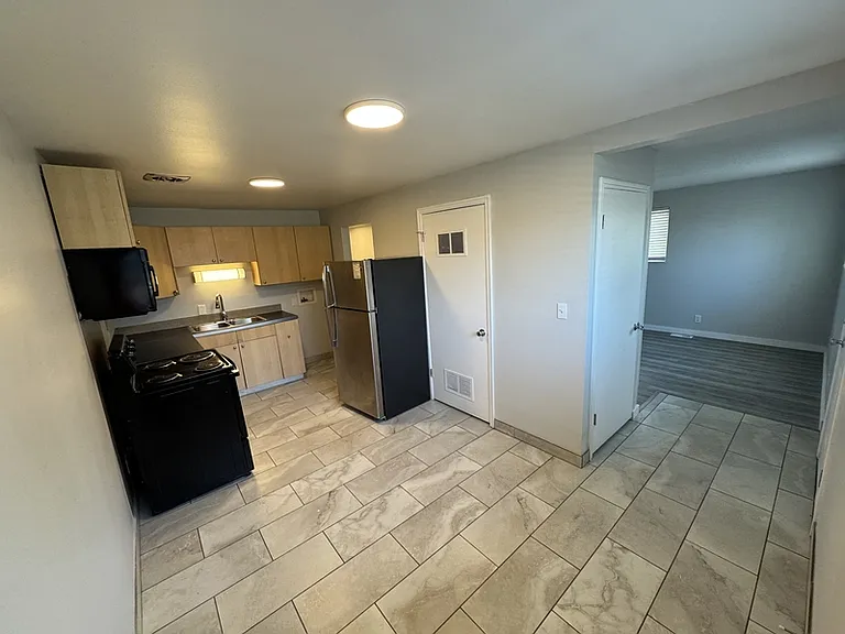 2590 W Robin Rd — Photo 4