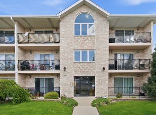 5940 W 87th St APT 301, Burbank, IL 60459