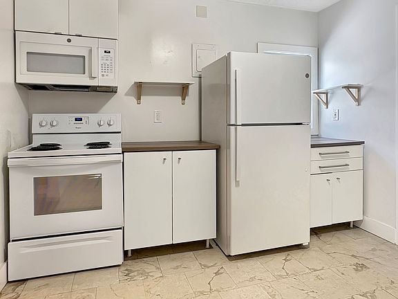 3rd image of 2401 Fillmore St NE #2
