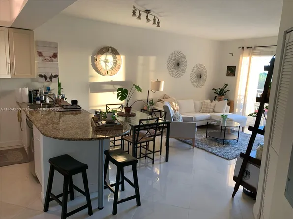 7280 SW 90th St APT 305, Miami, FL 33156