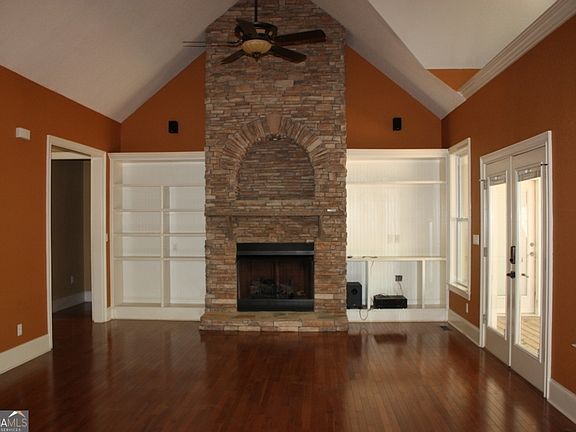 2nd image of 207 Lakeview Ct