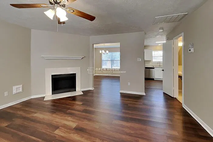 3 bed, 2.5 bath, 2081 sqft, $2,050 — Photo 3