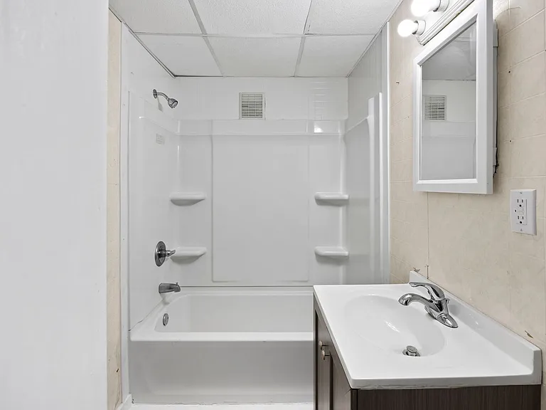 113 N Roche St — Photo 9
