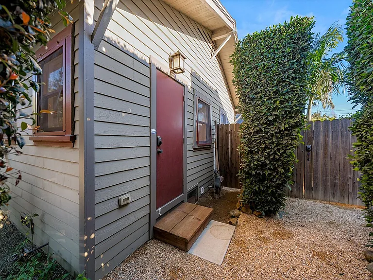 617 De La Vina St — Photo 34