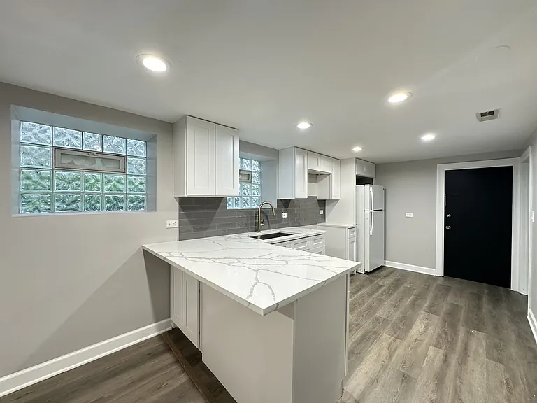 2617 W Rascher Ave #NDG — Photo 2