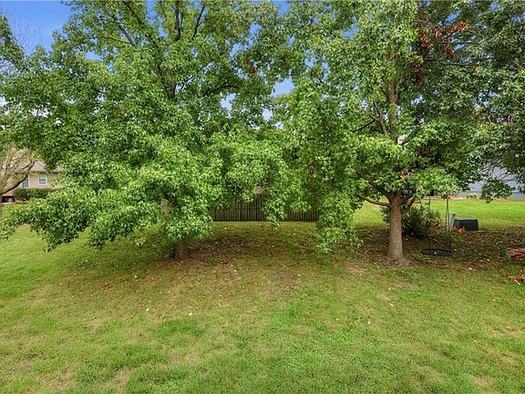 5th image of 2129 Sunset Cir