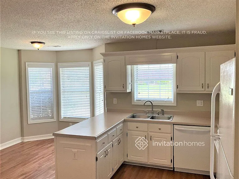1121 Sutton Dr — Photo 7