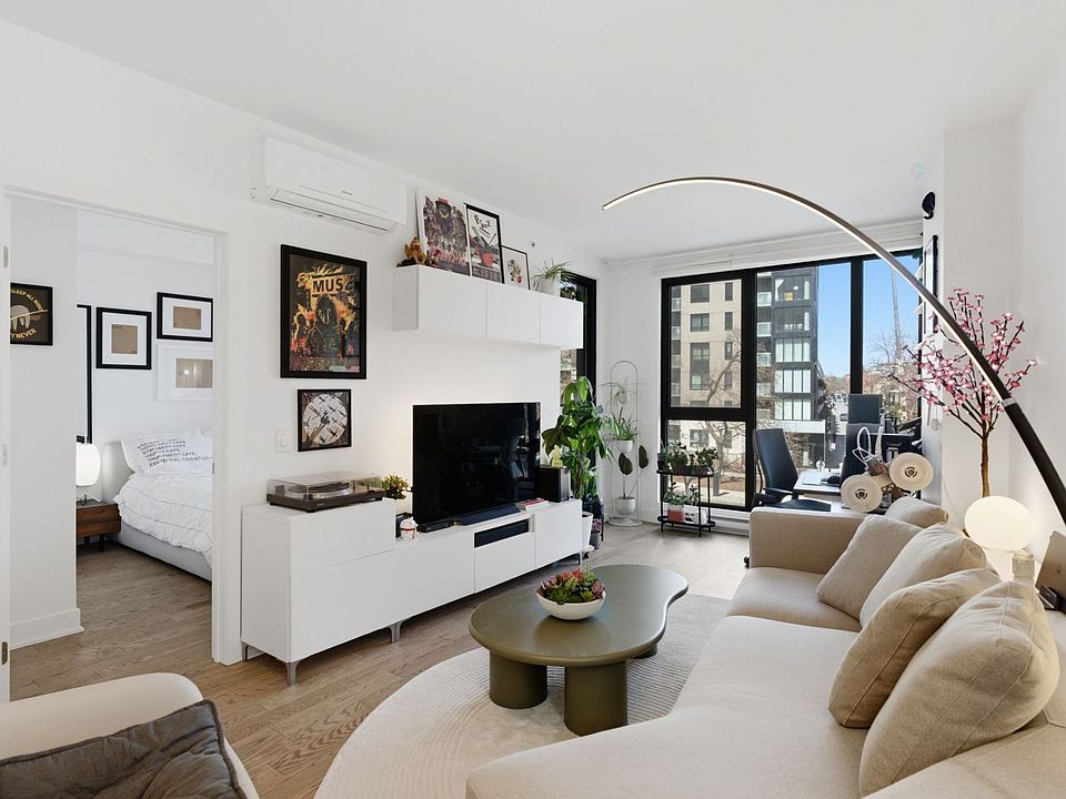 1st image of 1150 Boulevard Rena Lavesque E #319