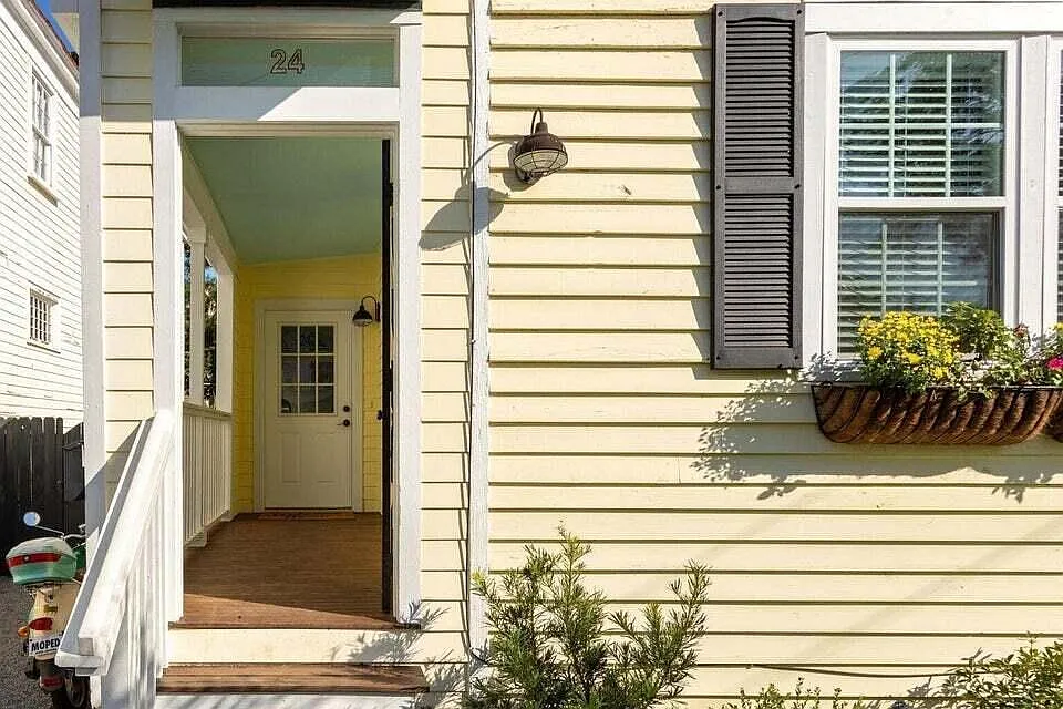 3 bed, 2.0 bath, 1320 sqft, $4,500 — Photo 2