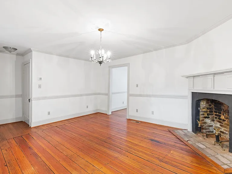 1307 Caroline St — Photo 9