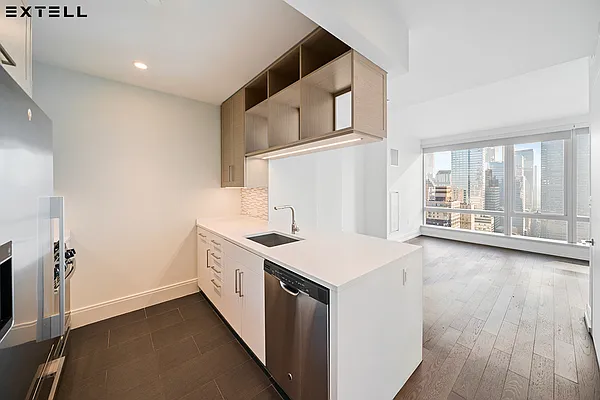 Rented by Extell Marketing Group LLC | media 4