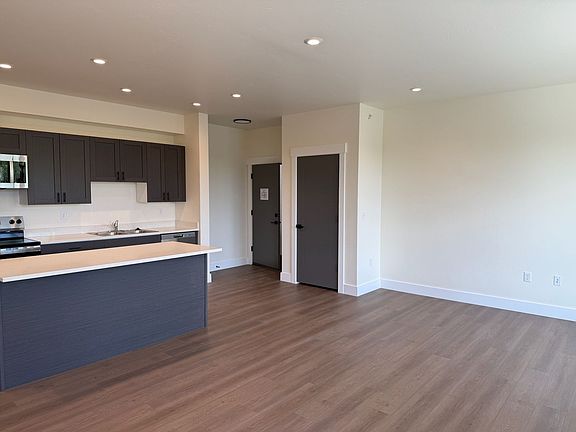 2nd image of 702 Victory Ln #101