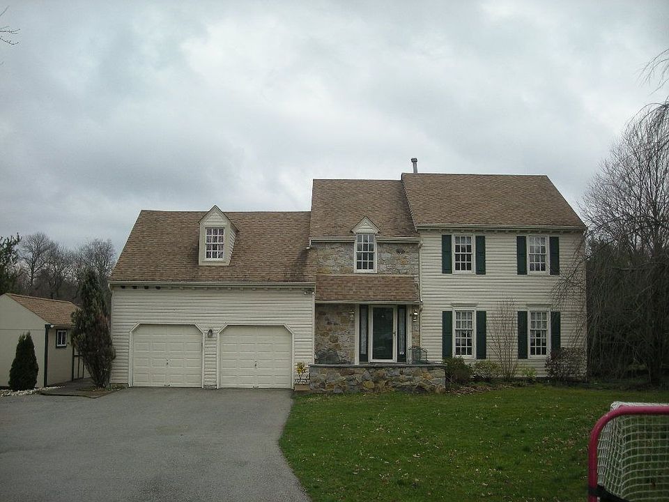Wonderful 2 Story Colonial!