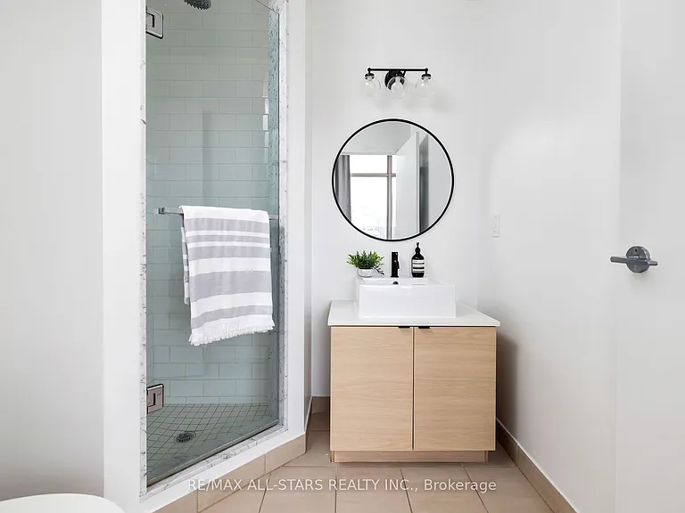60 Bathurst St #Penthouse 1011 — Photo 25