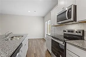 445 Stoneybrook Dr — Photo 4