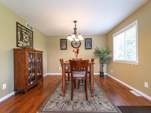 5th image of 303 Deerfield Ct