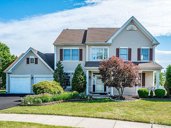 3rd image of 8 Tufts Ct