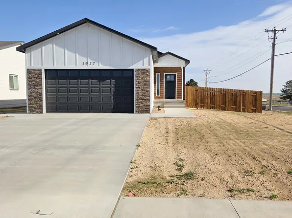 1927 E Prairie View Dr, Garden City, KS 67846