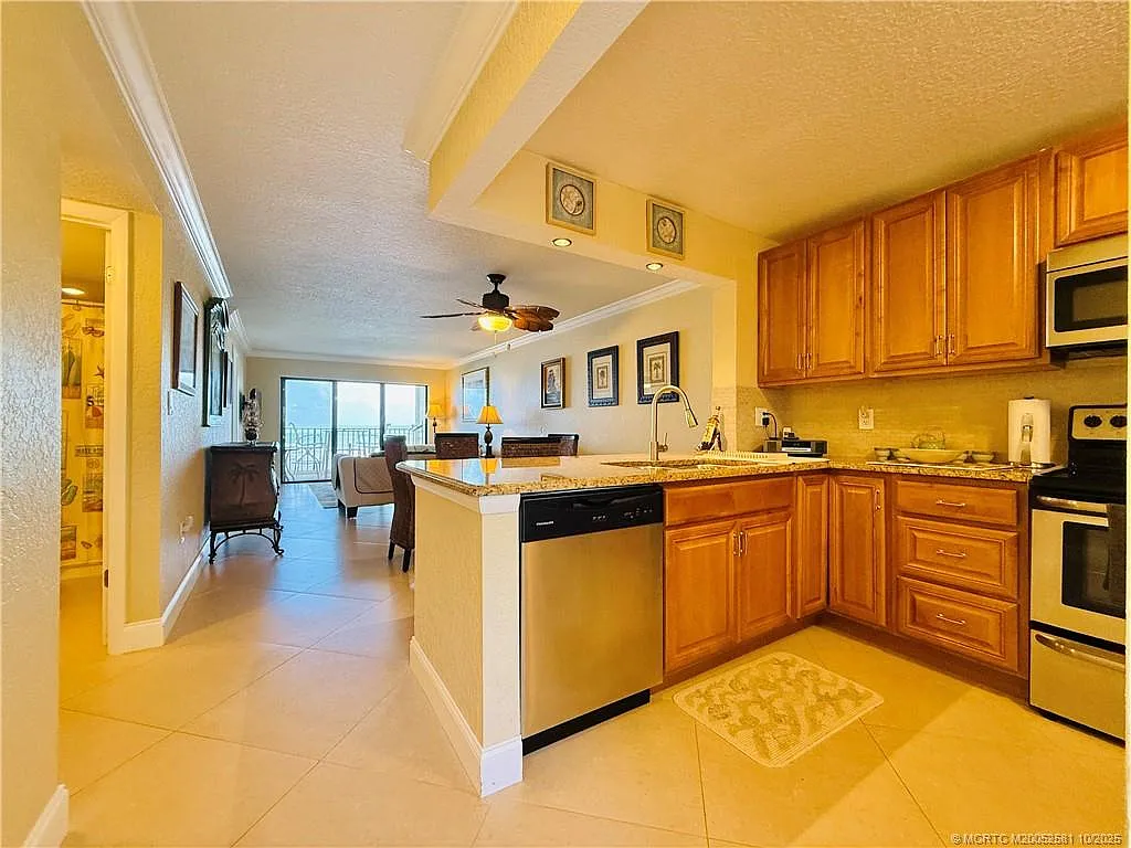 2 bed, 2.0 bath, 1053 sqft, $5,300 — Photo 3