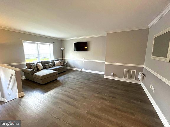 3rd image of 7441 Courtland Cir