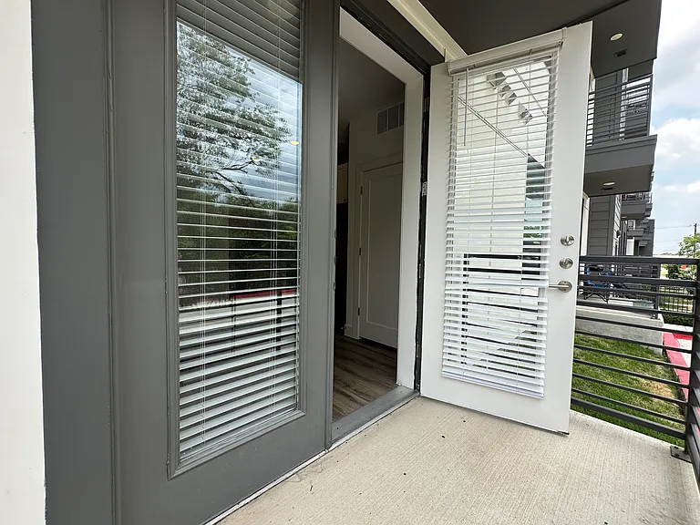 E Riverside Dr — Photo 4